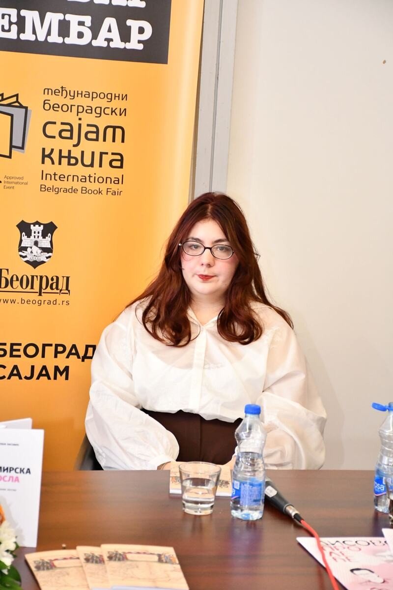 Портрет молодой белградской поэтессы Ани Давидович на стенде Международной белградской книжной ярмарки