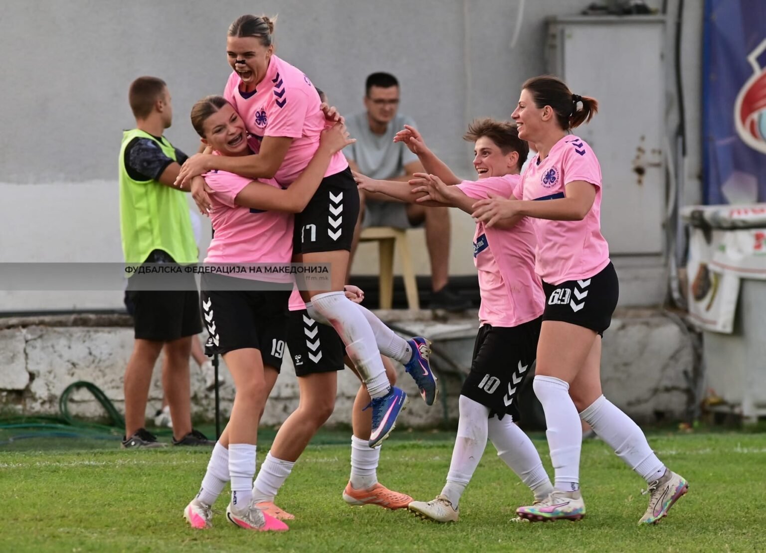 ЖФК Скопье обыграл Вардар в женском городском дерби 1:0 Футболистки ЖФК Скопье в розовой форме радостно обнимаются после победного гола в городском дерби против Вардара