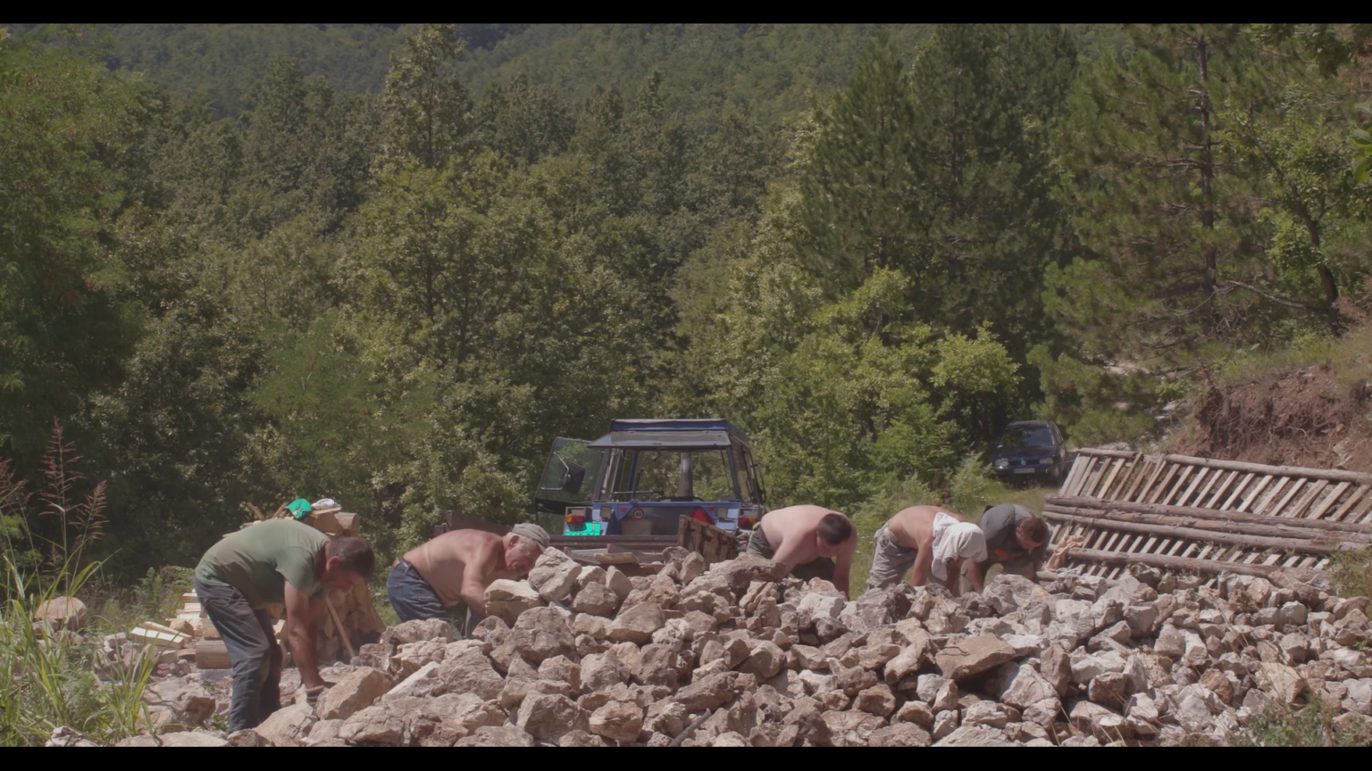 Сербский фильм «Кречари» вышел в конкурс MIOB In Shorts Кадр из документального фильма «Крекари»: местные жители сортируют глыбы известняка на склоне горы Тара перед обжигом в традиционных крекане