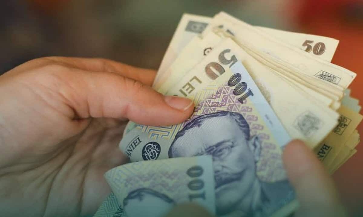 Руки пересчитывают купюры румынских леев номиналом 50 и 100 — иллюстрация выплат школьных стипендий