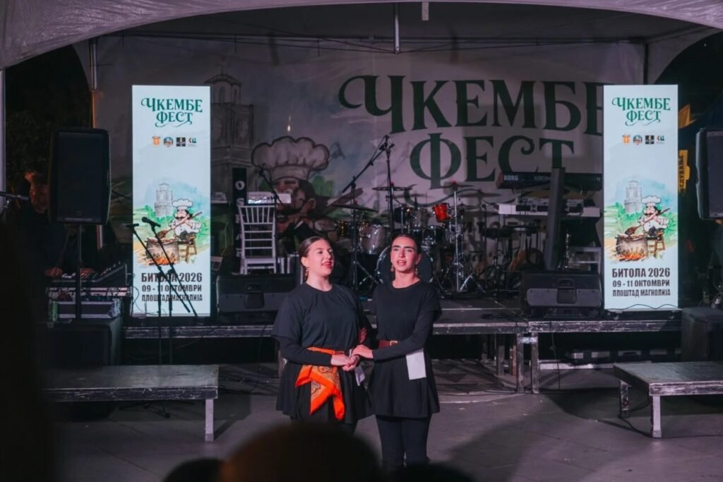 В Битоле открылся гастрофестиваль «Чкембе фест 2026» Ведущие открытия фестиваля на сцене на площади Магнолия в Битоле; на баннере — название «Чкембе фест Битола 2026» и даты проведения, 9–11 октября