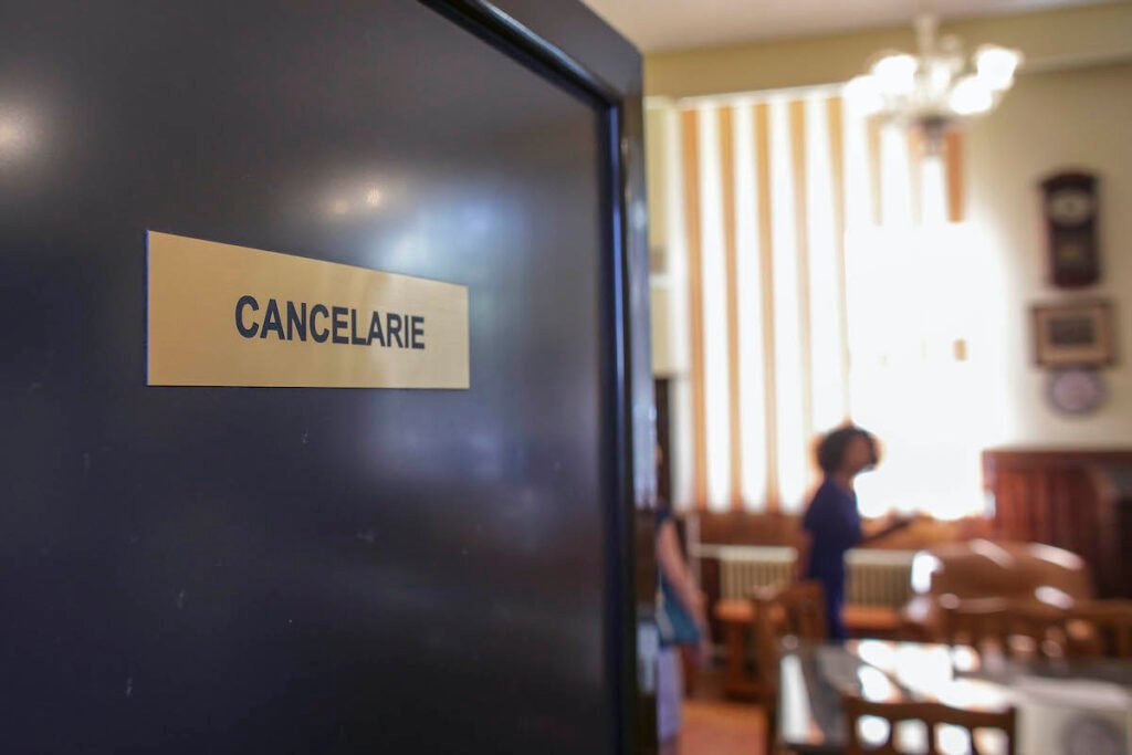 В Прахове 75,7% кандидатов в директора школ прошли первый этап Табличка «CANCELARIE» на двери школьной учительской — помещение, где педагоги ежедневно решают, кому доверить руководство