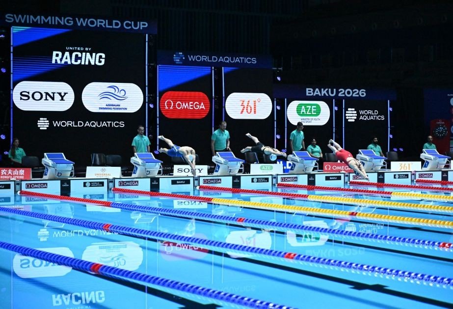 Старт заплыва на Кубке мира World Aquatics в Баку: пловцы прыгают в воду на фоне баннеров «Baku 2026», World Aquatics и Федерации плавания Азербайджана, 1 октября 2026 года