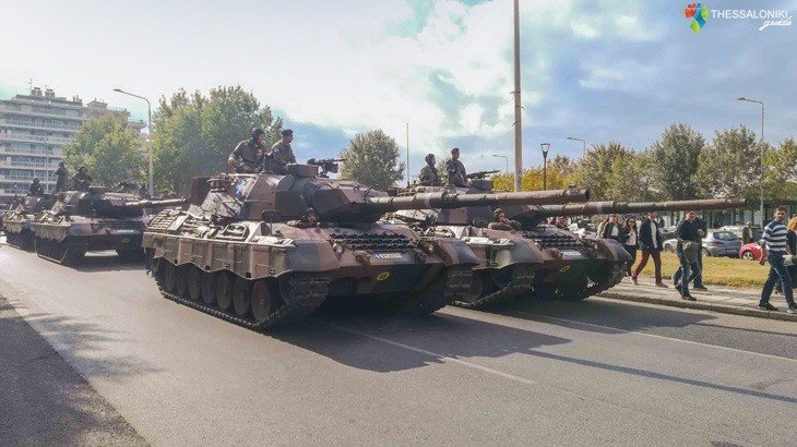 Военная техника и личный состав Сухопутных войск Греции во время военного парада в Салониках &mdash; архивный кадр торжеств 28 октября